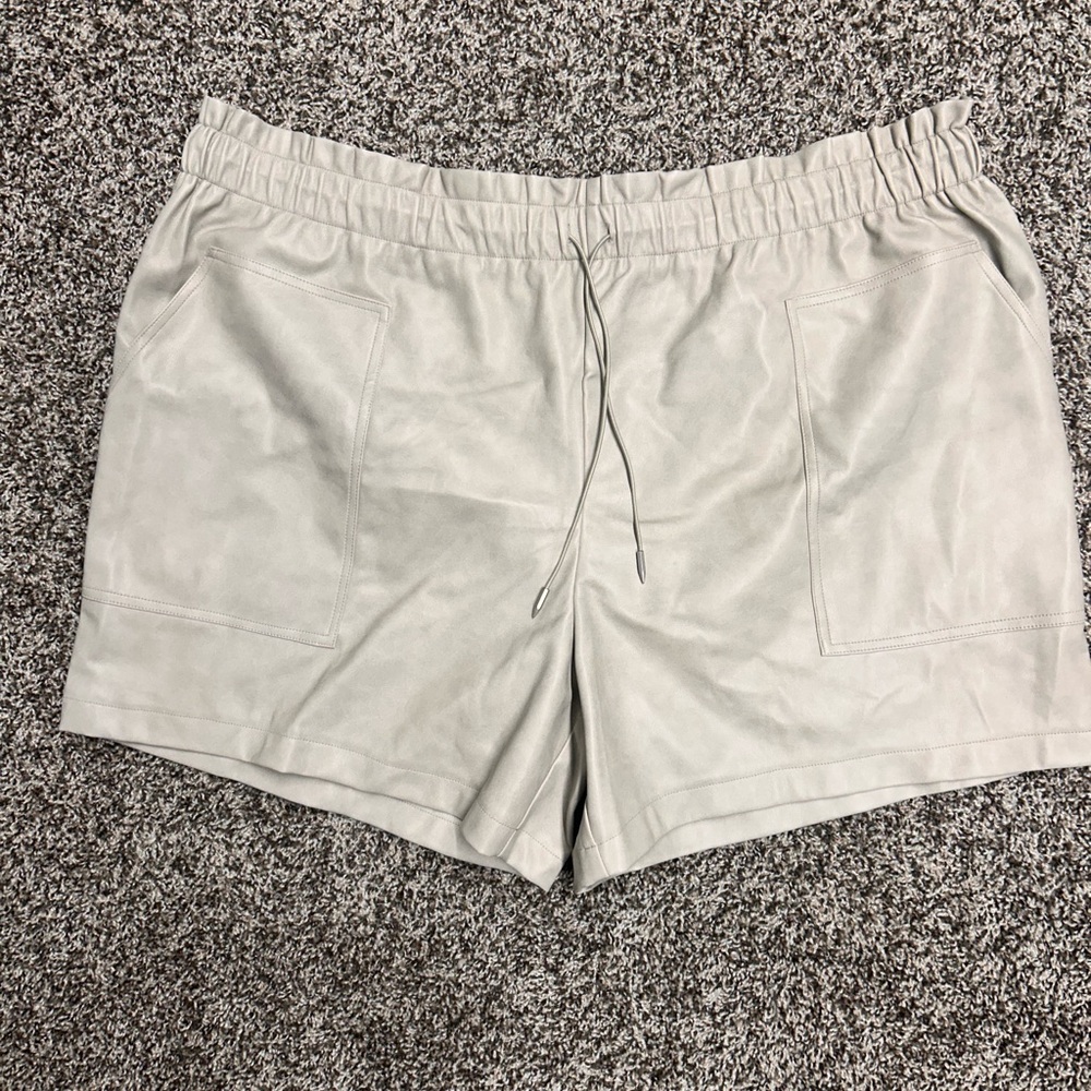 Avec Les Filles Women's Cream Cargo Shorts